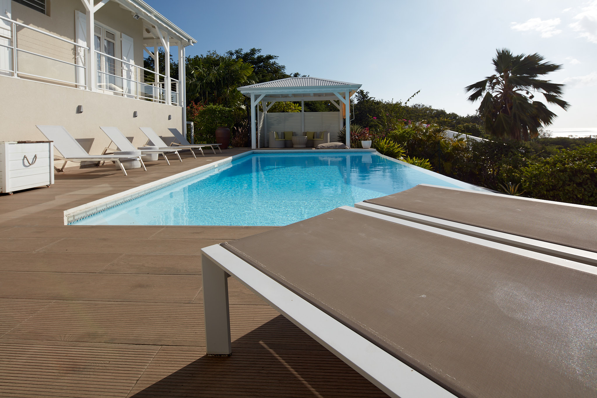 Profitez pleinement de ce bel espace piscine, juste au bas de la terrasse.